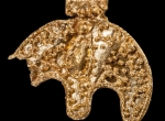 Fig. 1. Golden crescent-shaped pendant (lunnula) obverse (Phot. T. Gąsior).